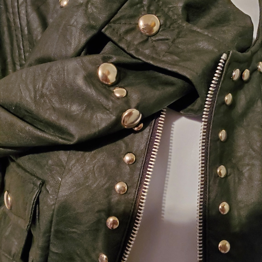 Faux leather 3/4 sleeve jacket.